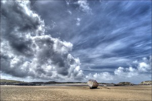 Meeresstrand mit altem Boot